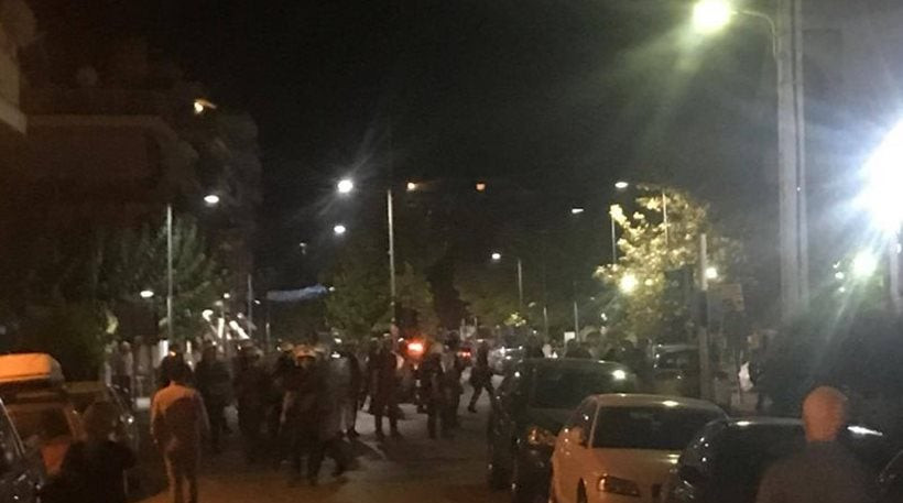 Επεισόδια στο Αγρίνιο μετά την πορεία για τον Παύλο Φύσσα – Κινδύνευσε να καεί σπίτι (εικόνες, βίντεο)